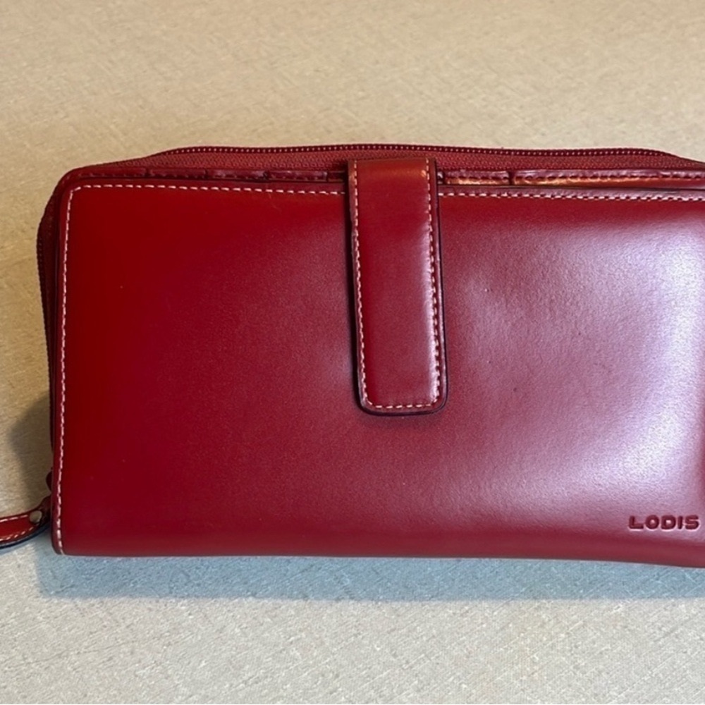 RED VINYL BI-Fold women’s wallet with snap-tab closure. EUC - Picture 2 of 3